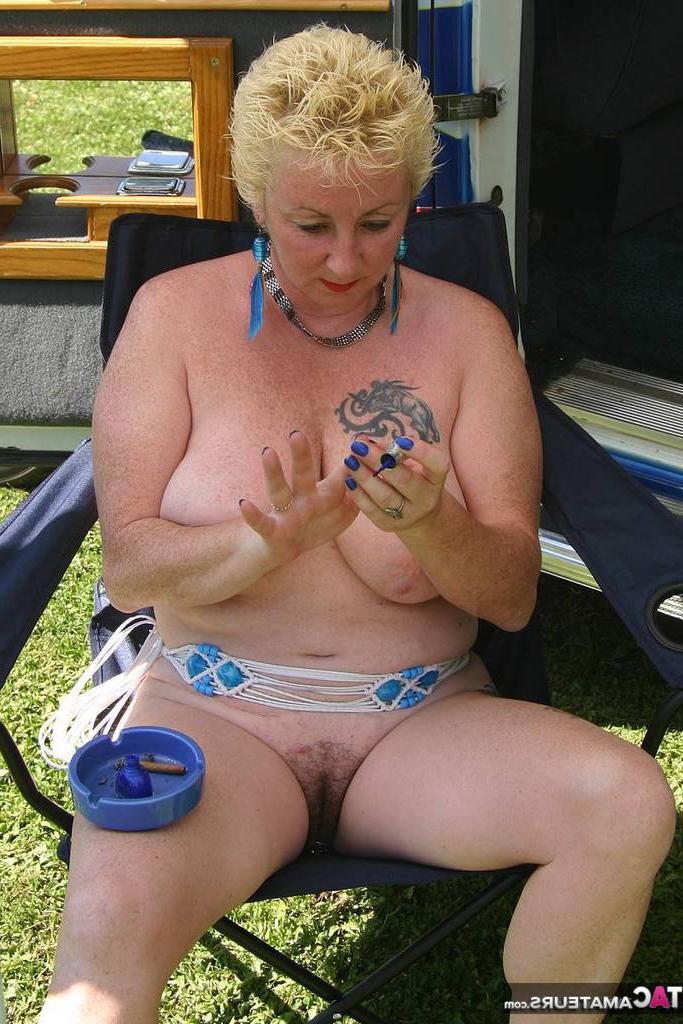 20P La rubia madura Mary Bitch muestra sus grandes tetas y su coño fuera de una caravana de clase B