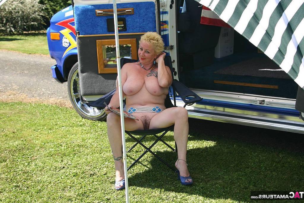 20P La rubia madura Mary Bitch muestra sus grandes tetas y su coño fuera de una caravana de clase B