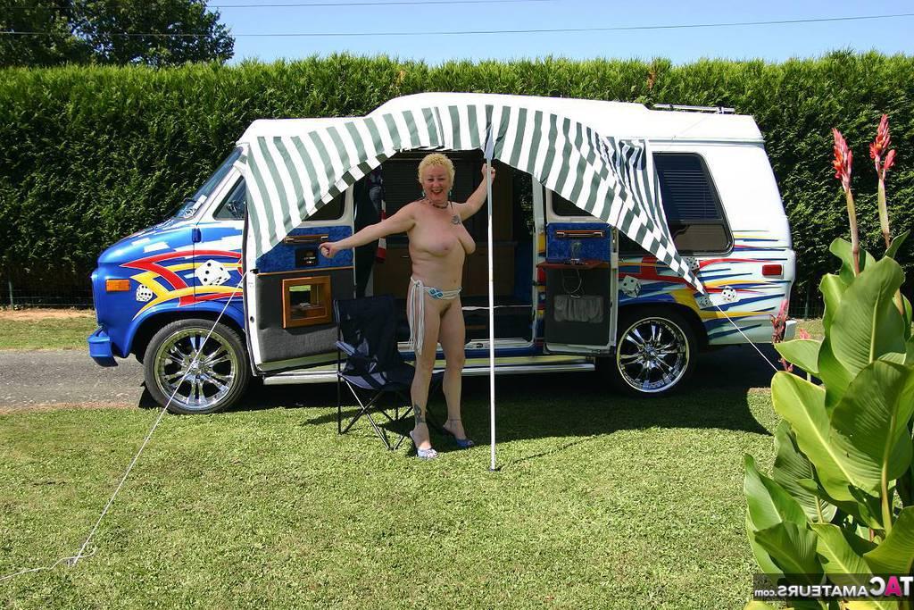 20P La rubia madura Mary Bitch muestra sus grandes tetas y su coño fuera de una caravana de clase B