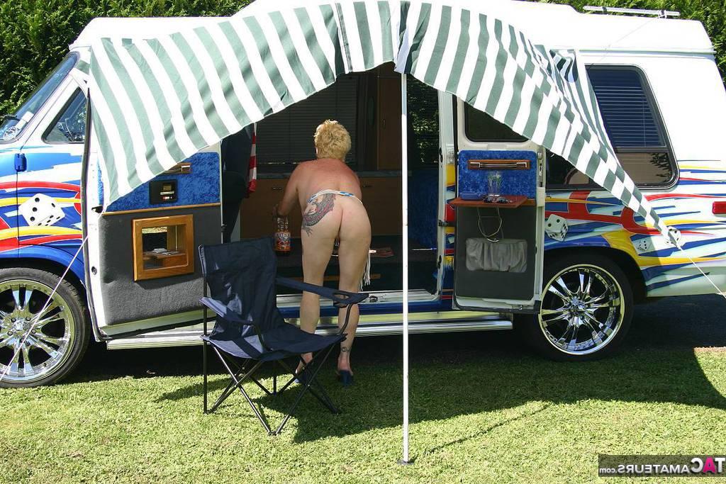 20P La rubia madura Mary Bitch muestra sus grandes tetas y su coño fuera de una caravana de clase B