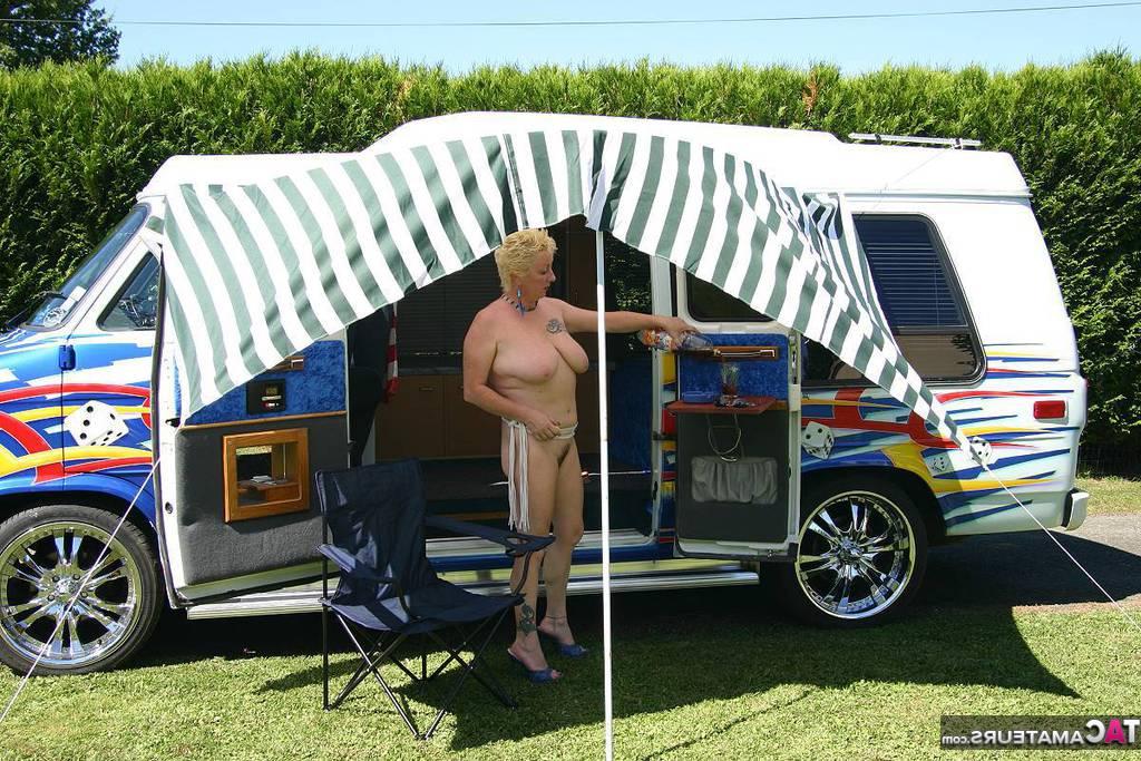 20P La rubia madura Mary Bitch muestra sus grandes tetas y su coño fuera de una caravana de clase B