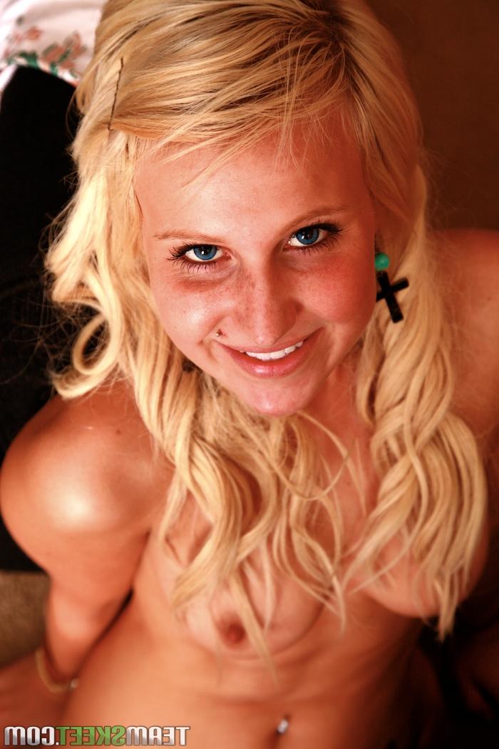 19P Destiny Jaymes est une salope blonde avec de petits seins et des fesses incroyables.