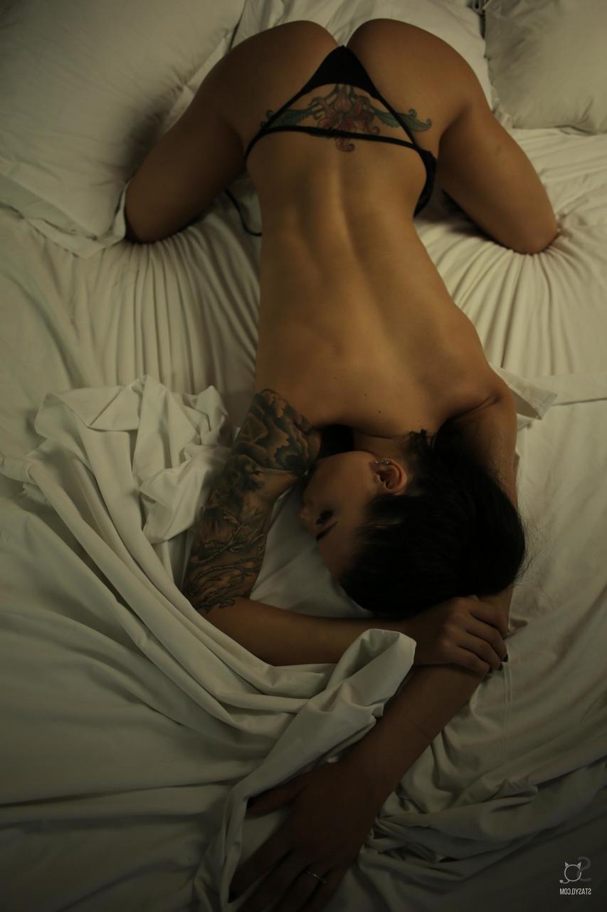 19P Das freche Amateur-Babe Sunny zeigt ihren runden Arsch und ihre perfekten festen Brüste