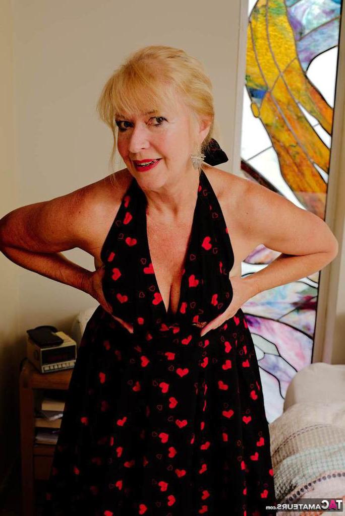 20P Die blonde Oma Veronique zieht vor dem Masturbieren High Heels und Höschen aus