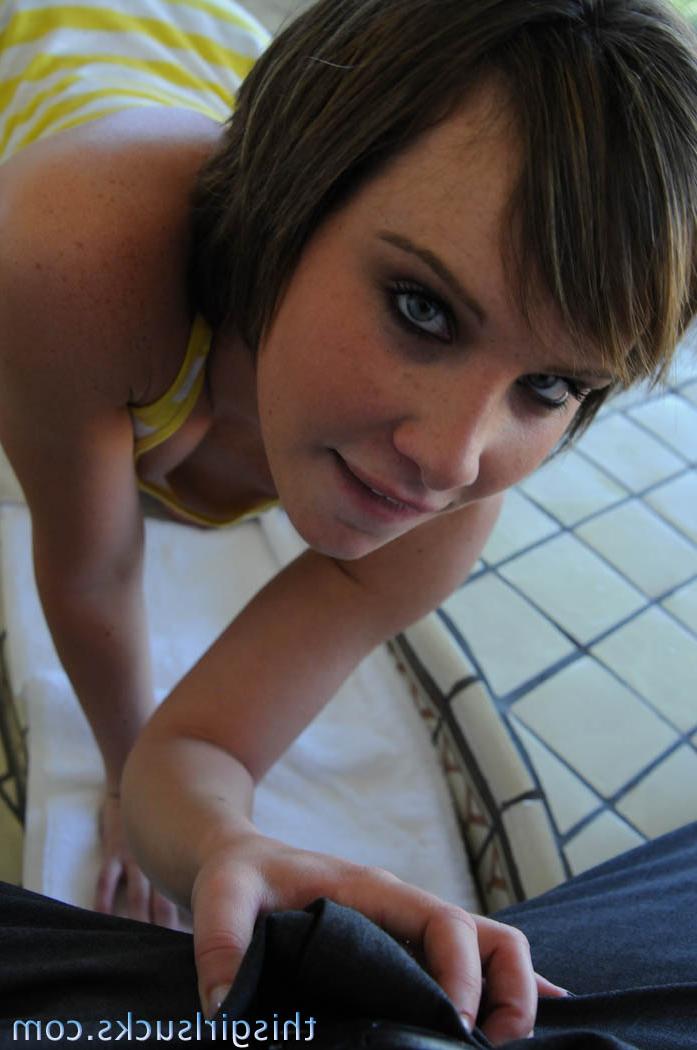 20P Katie St Ives, une salope de 18 ans, s'agenouille et s'occupe d'une grosse bite en POV