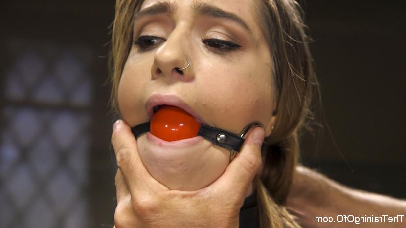 15P Pequeña chica blanca es utilizada como esclava sexual por dos hombres al mismo tiempo