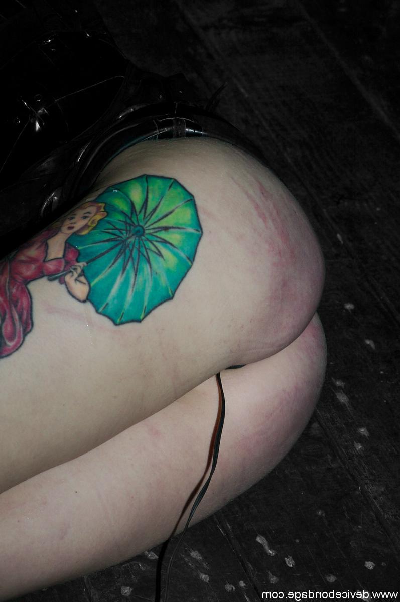 20P La esclava tatuada Sarah Jane Ceylon recibe una paliza en su gran culo mientras está atada