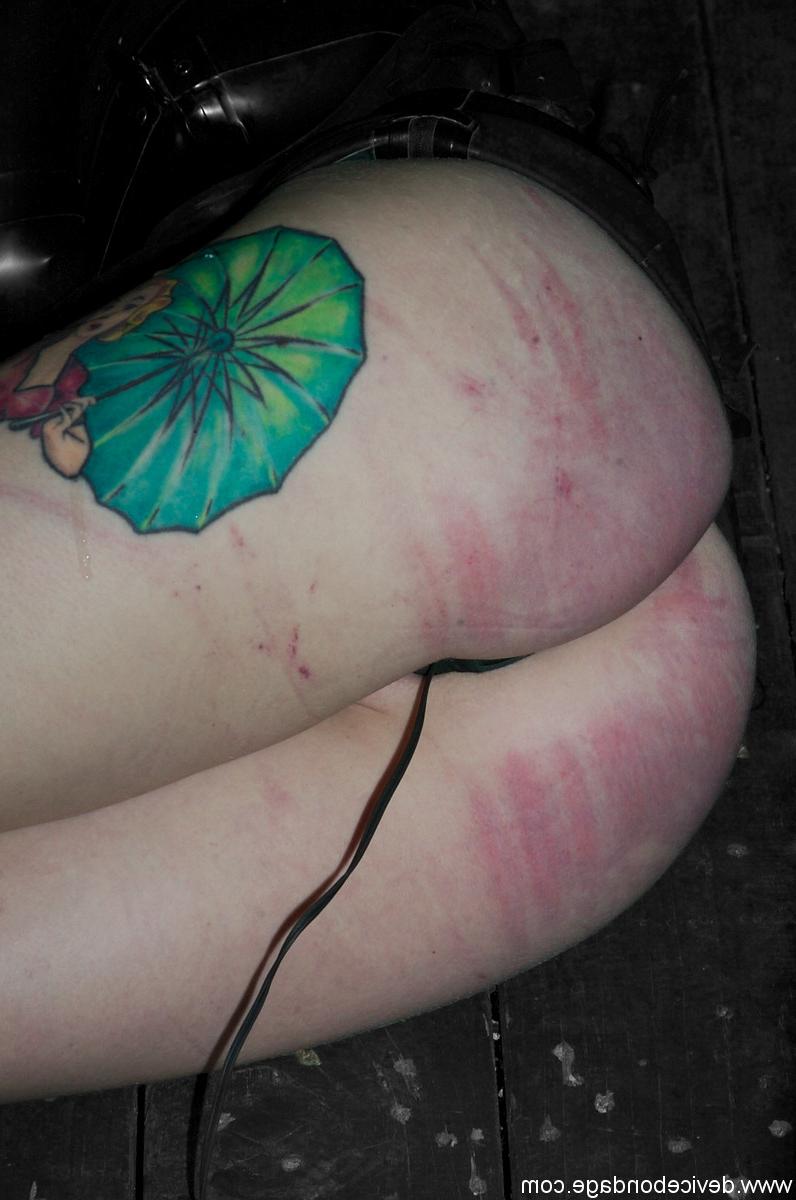 20P La esclava tatuada Sarah Jane Ceylon recibe una paliza en su gran culo mientras está atada