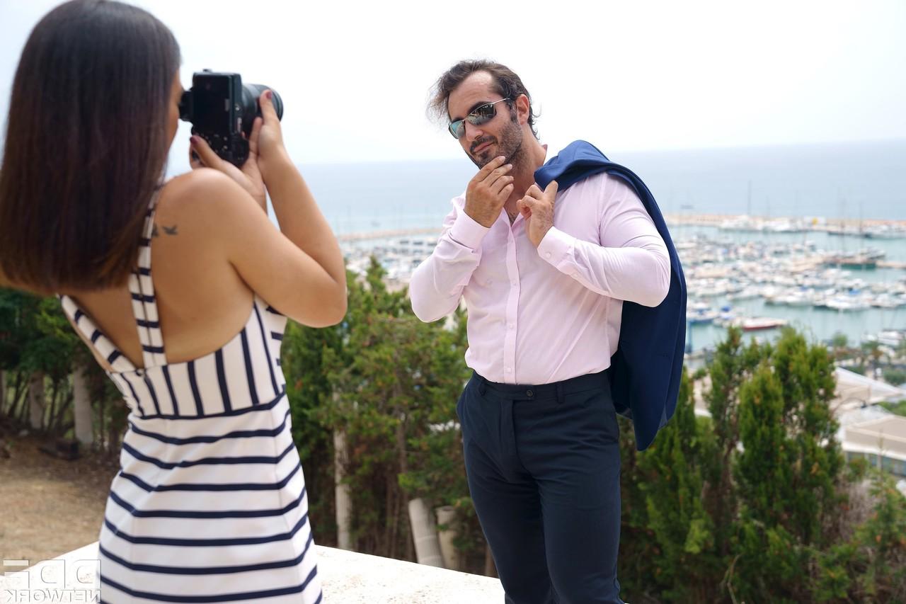 16P A surpreendente Ginebra Bellucci seduz modelo masculino para sexo ao ar livre