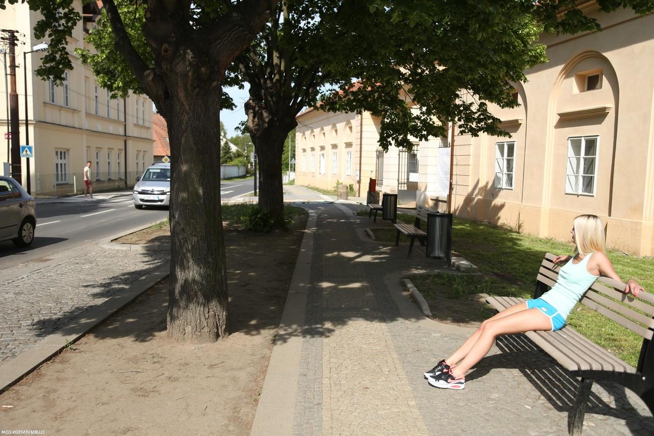 20P La blonde Joleyn Burst se fait lécher la chatte et se faire pilonner en extérieur.