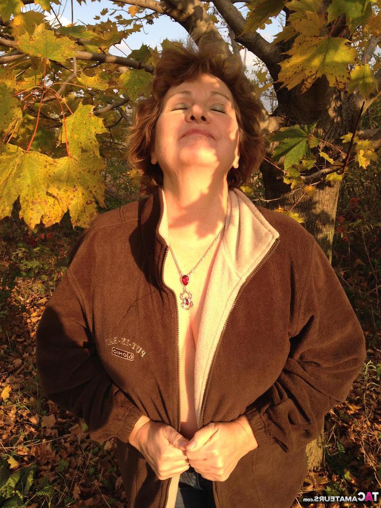 17P Die geile reife Busty Bliss masturbiert und zeigt ihre großen schlaffen Titten im Wald