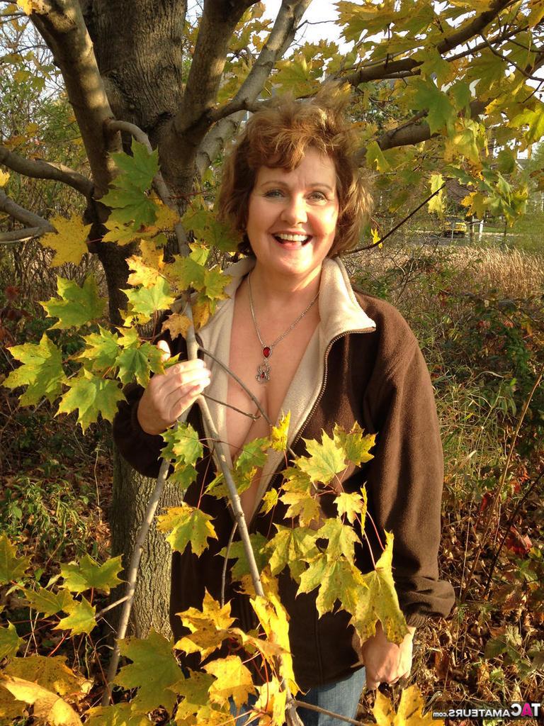 17P Die geile reife Busty Bliss masturbiert und zeigt ihre großen schlaffen Titten im Wald