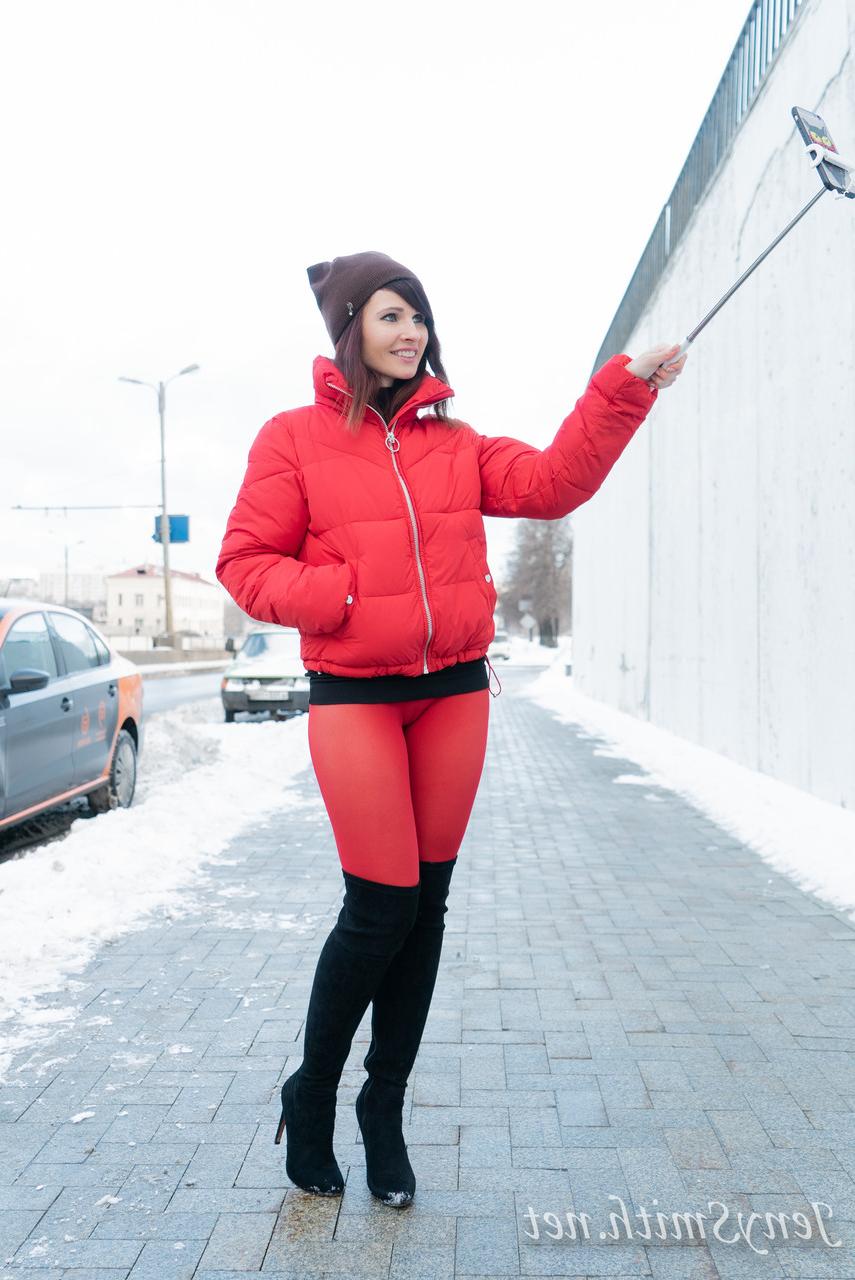 16P La MILF Jeny Smith pierde su chaqueta y posa con sus botas y medias sexys