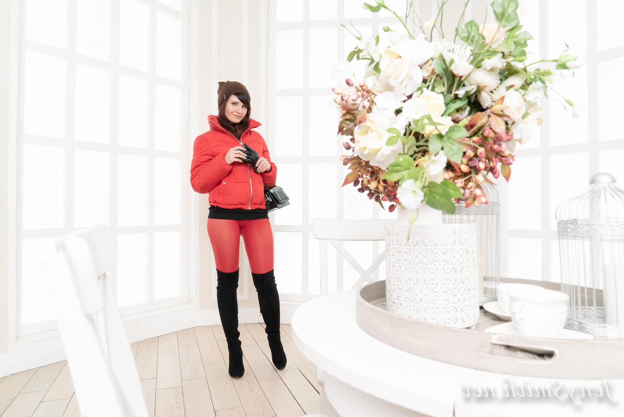 16P La MILF Jeny Smith pierde su chaqueta y posa con sus botas y medias sexys