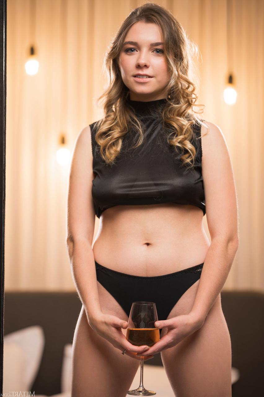 20P A atraente gata Elvera mostra sua bunda grande em um strip-tease sexy no quarto