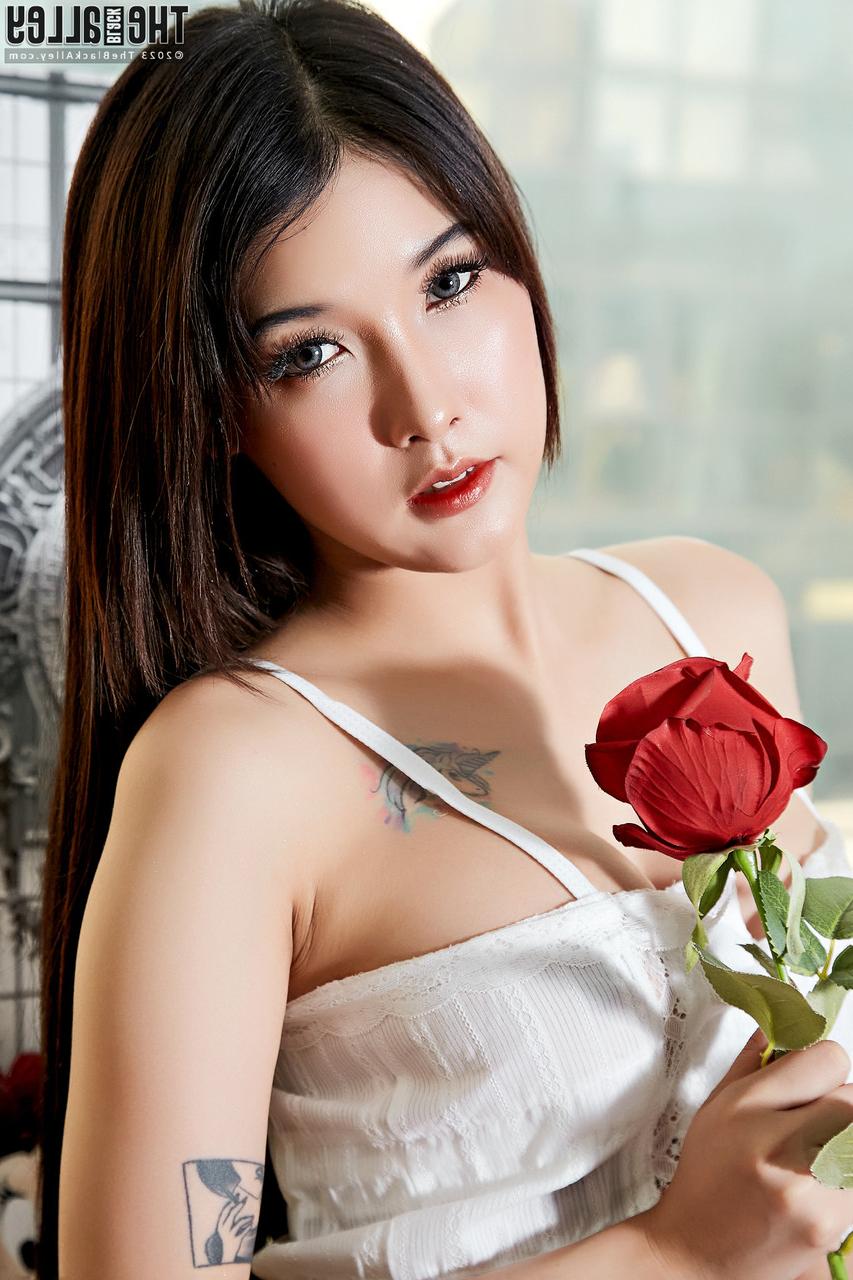 16P Das schöne asiatische Mädchen Poppy schiebt einen Dildo in ihre beschnittene Muschi