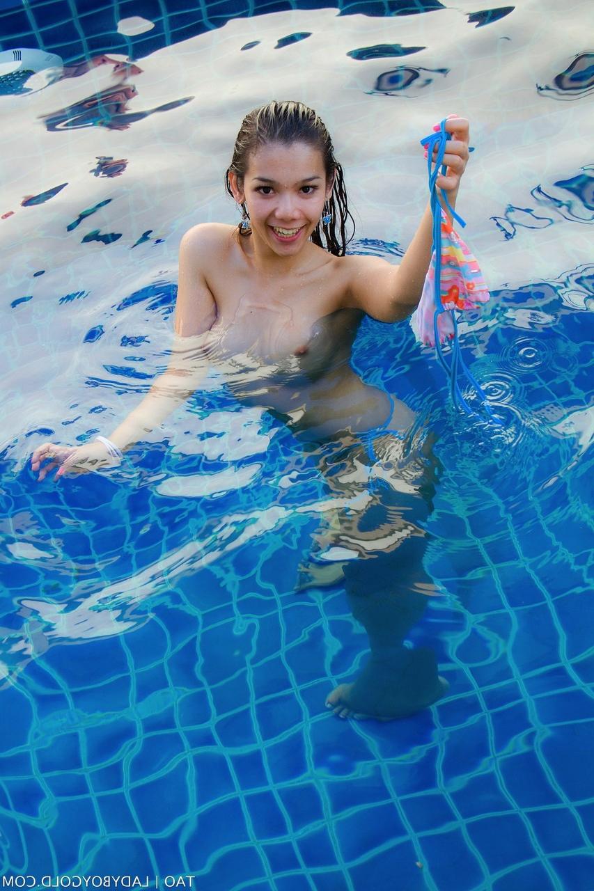 20P Linda morena travesti asiática Tao 1 se masturbando sozinha na piscina