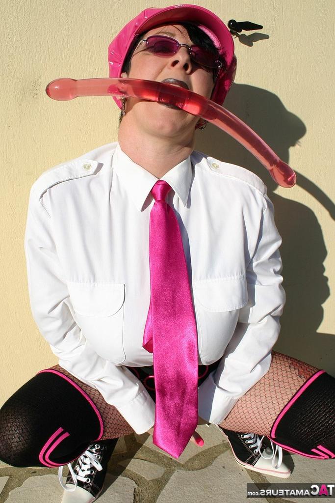 20P Die reife Amateurin Mary Bitch masturbiert und pisst im Freien, bevor sie einen bläst
