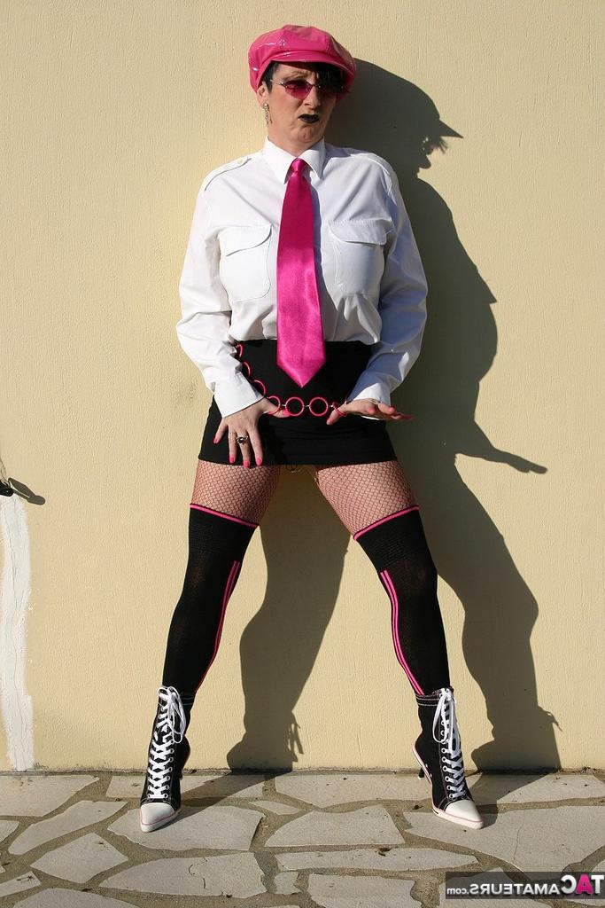 20P Die reife Amateurin Mary Bitch masturbiert und pisst im Freien, bevor sie einen bläst
