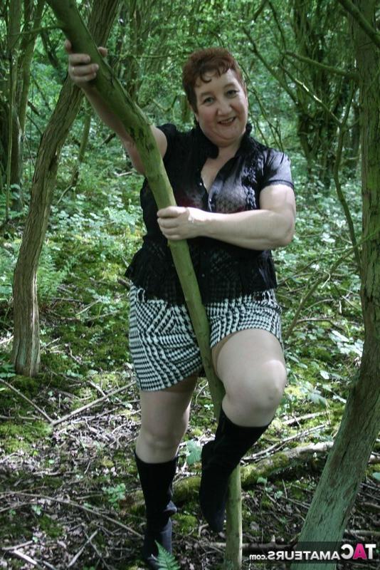 20P Senhora madura Kinky Carol mostra seus peitos enormes e bunda em meio à vegetação rasteira