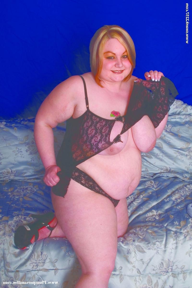 20P L'Américaine BBW Alessandra enlève sa lingerie et montre ses gros seins et sa grosse chatte.