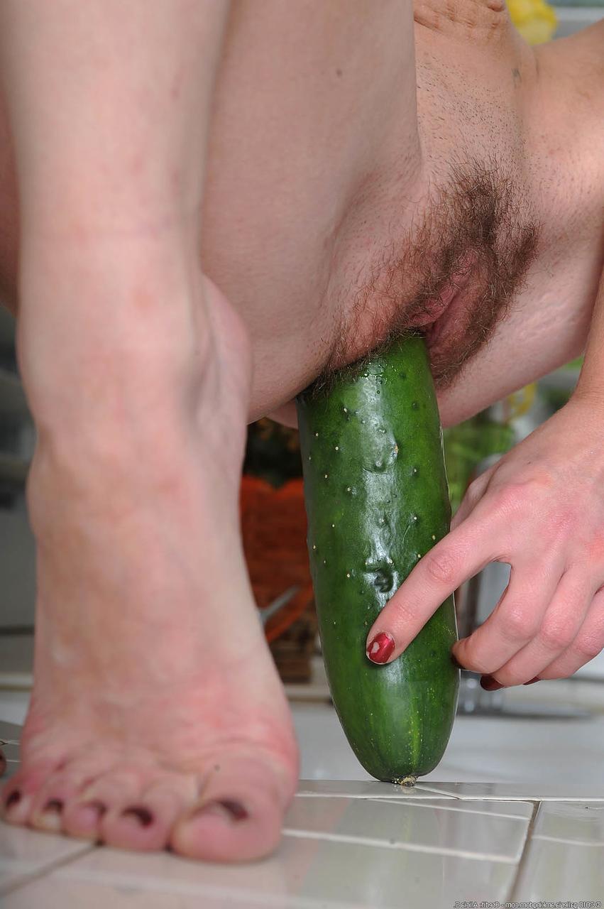 20P La sexy y delgada Jessi Palmer se quita la ropa y se masturba con un pepino