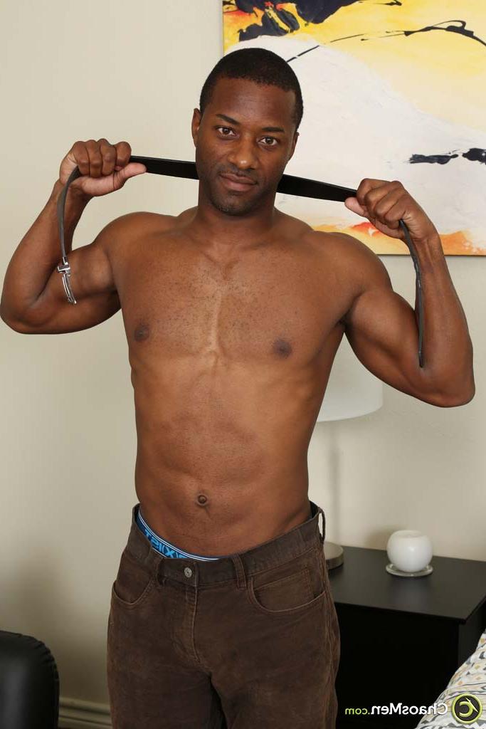 20P Le gay noir Alonso enlève ses vêtements et exhibe sa grosse bite bien raide
