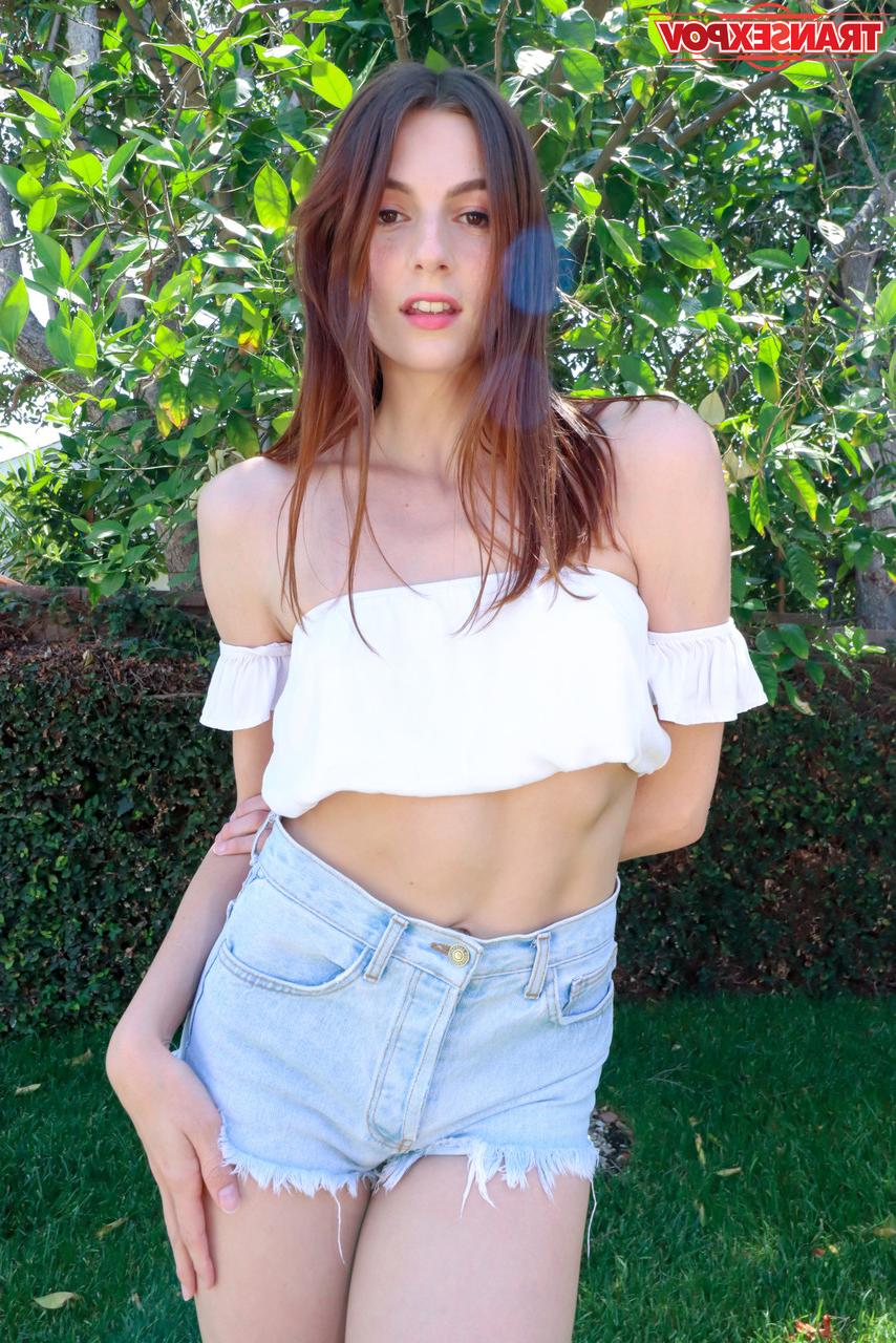 15P A travesti esbelta Amanda Riley tira o short jeans e monta um pau no POV