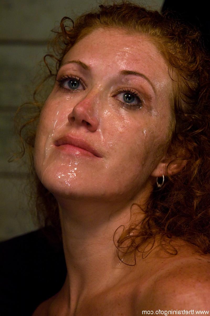 20P La pelirroja desnuda Sabrina Fox hace mamada y recibe un facial en bondage con cuerdas