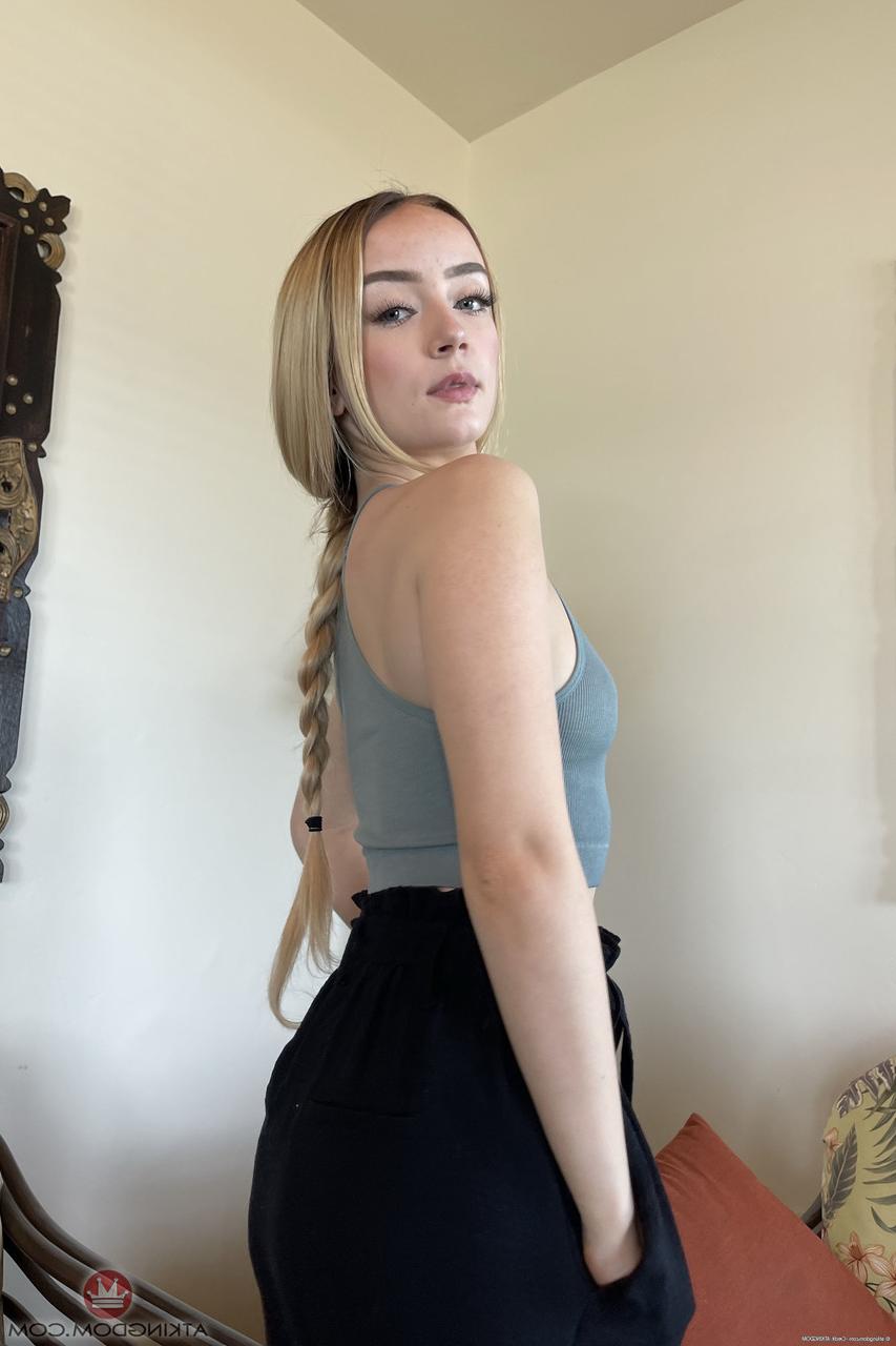 20P La pequeña joven maria kazi se desnuda y muestra sus hermosos pies, su culo redondo y sus agujeros