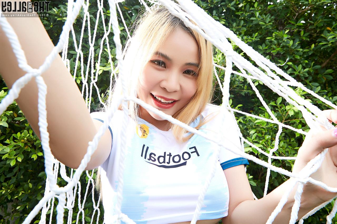 16P Das sexy asiatische Mädchen Kayla entblößt ihre großen Titten, bevor sie ihre Schamlippen spreizt