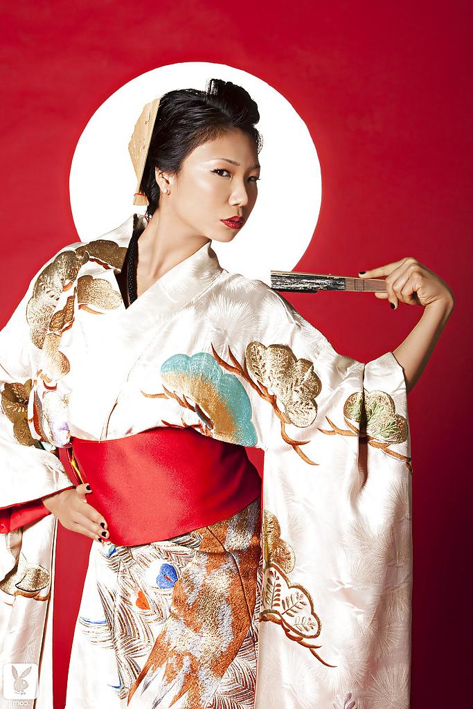 16P La superbe asiatique Hiromi Oshima se débarrasse de son kimono.