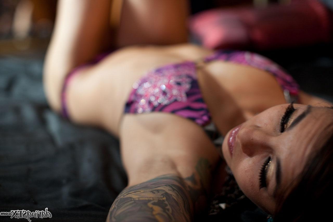 17P La preciosa modelo amateur tatuada en bikini Holly D recibe semen en su esbelto cuerpo