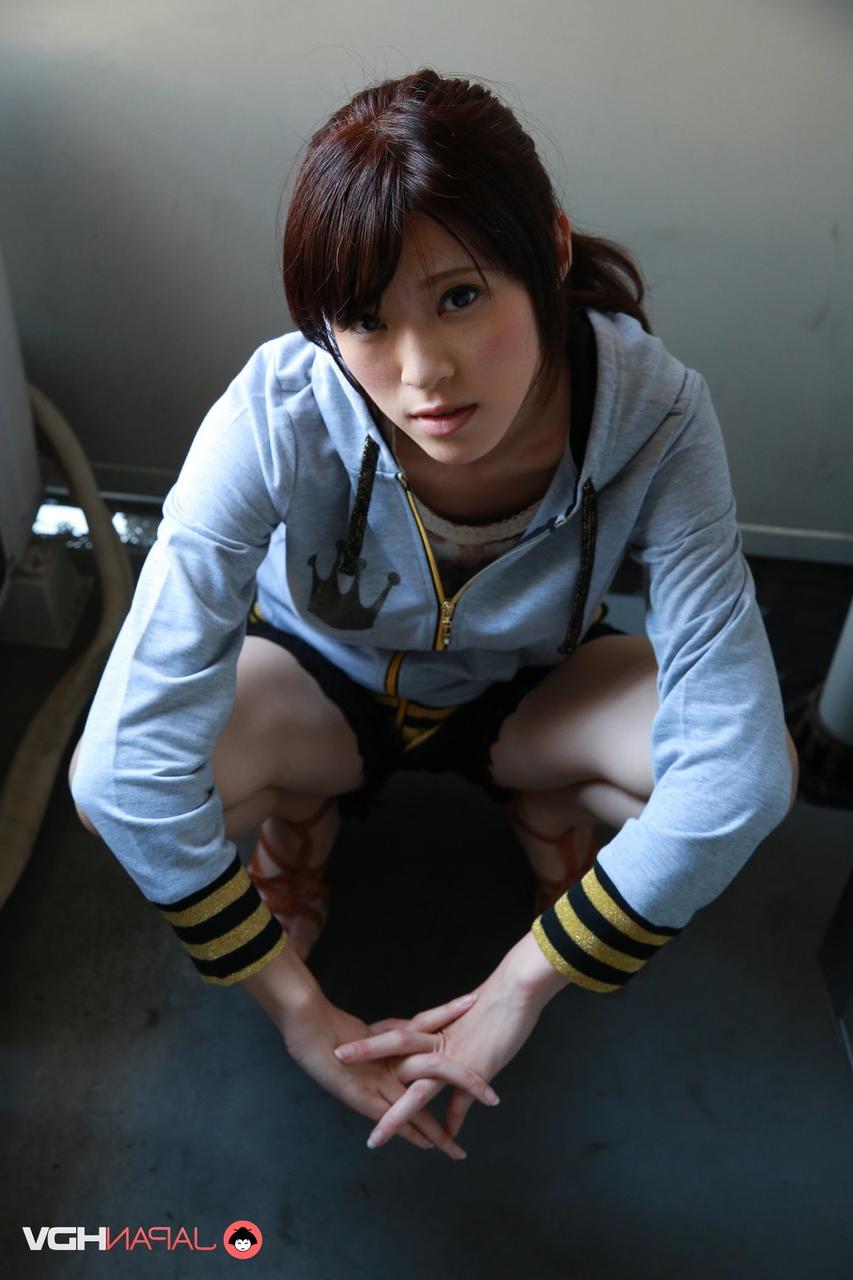 15P La guapa japonesa sara yurikawa expone sus tetas naturales durante el juego en solitario