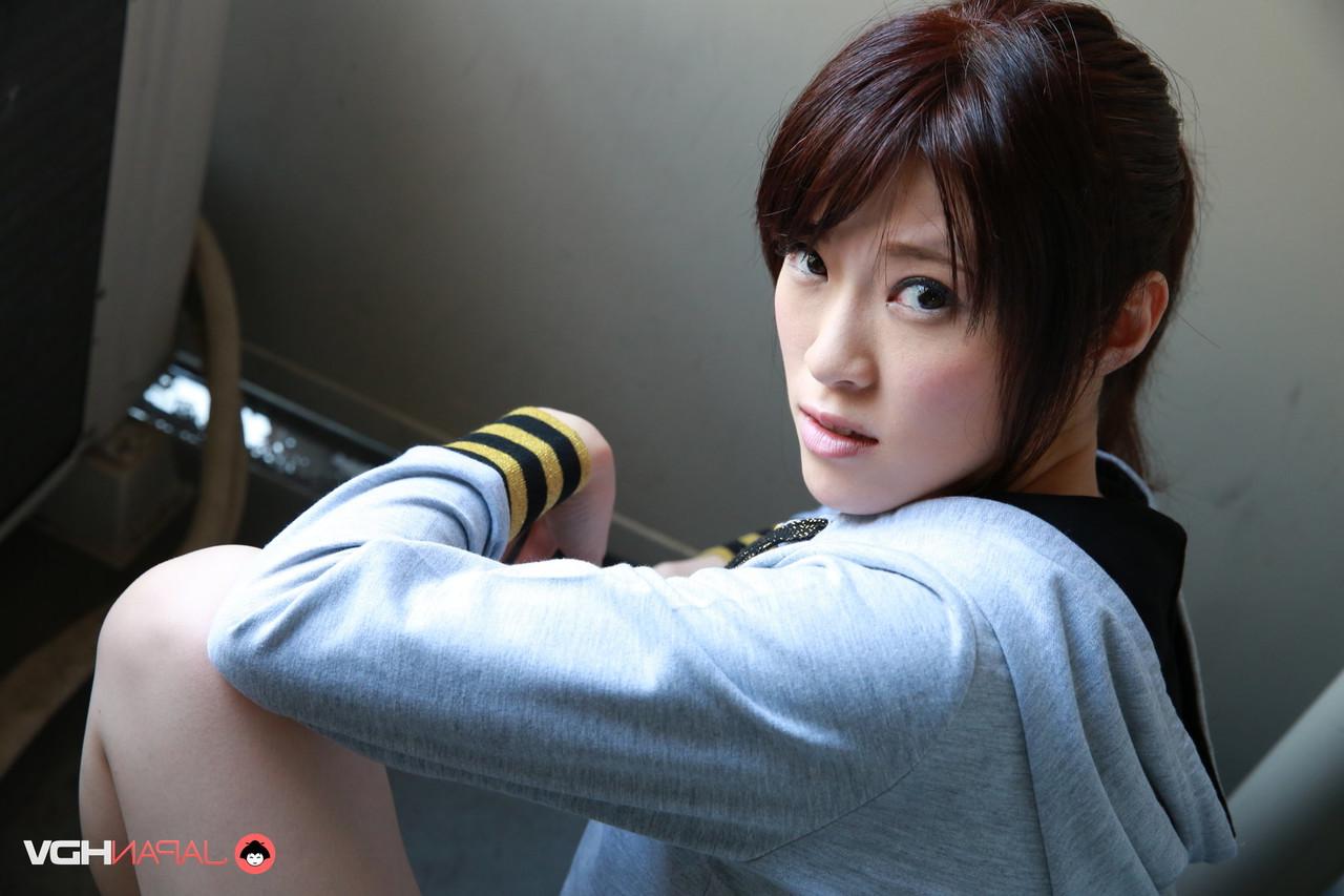 15P La guapa japonesa sara yurikawa expone sus tetas naturales durante el juego en solitario