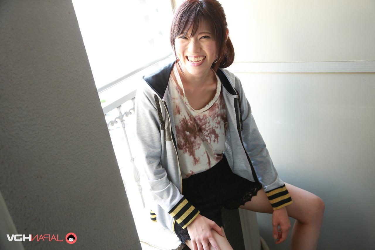 15P La guapa japonesa sara yurikawa expone sus tetas naturales durante el juego en solitario