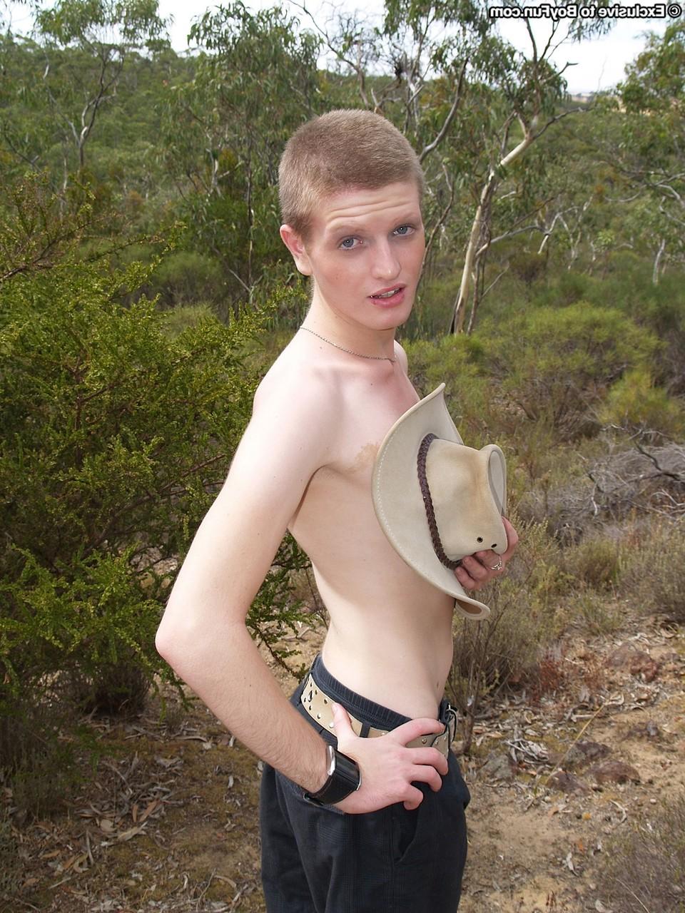 20P El lindo gay Bryce expone su esbelto cuerpo y muestra su culo y su polla