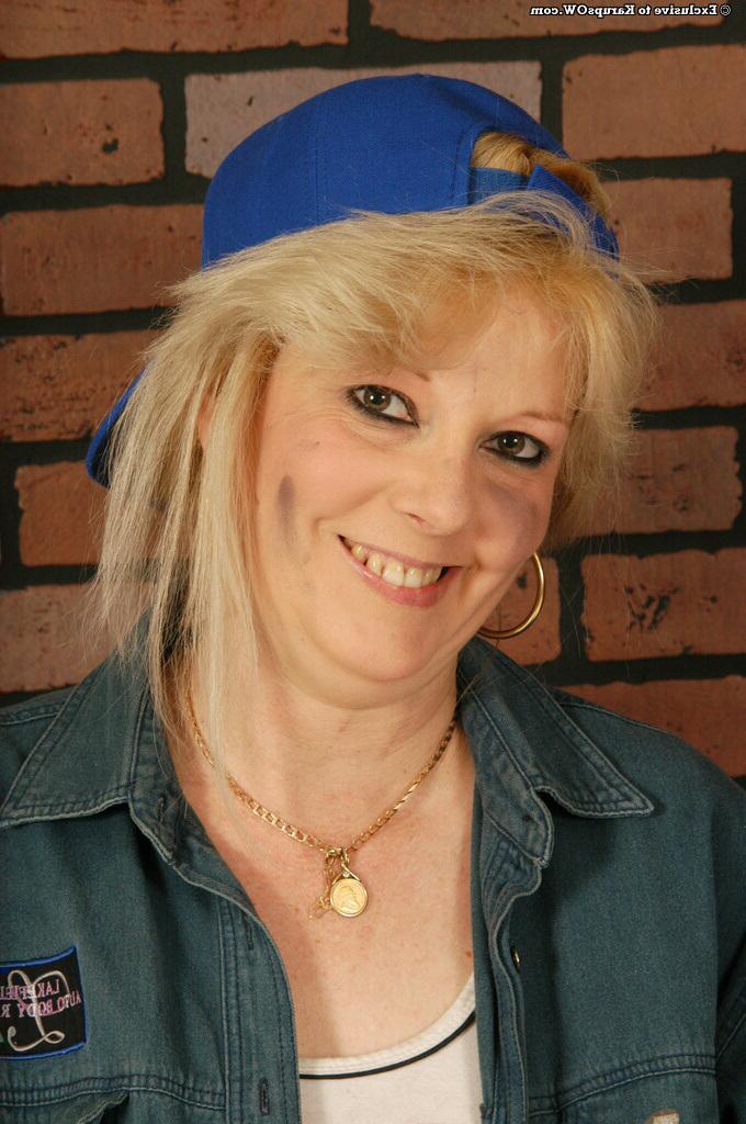 16P Loira madura sorridente com curvas rechonchudas se despindo e expondo seus bens