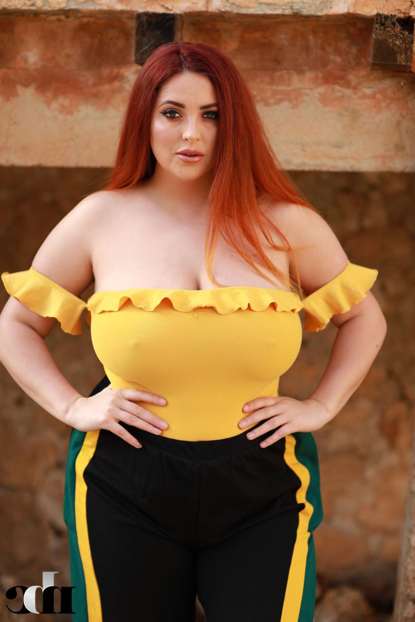 20P A ruiva gorda Lucy Vixen tira a roupa ao ar livre e mostra seus peitos grandes