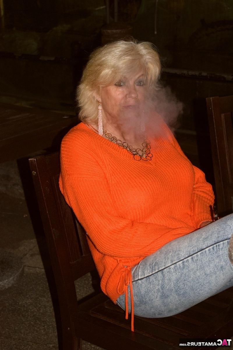16P La blonde mature Dimonty se déshabille avec des cuissardes dans un hôtel.