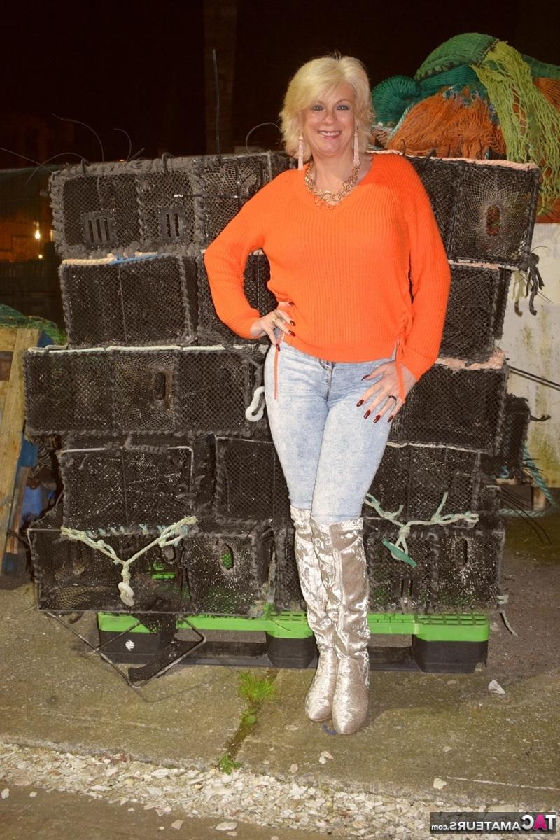 16P La blonde mature Dimonty se déshabille avec des cuissardes dans un hôtel.