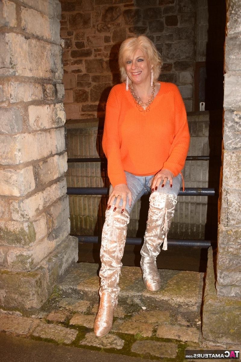 16P La blonde mature Dimonty se déshabille avec des cuissardes dans un hôtel.