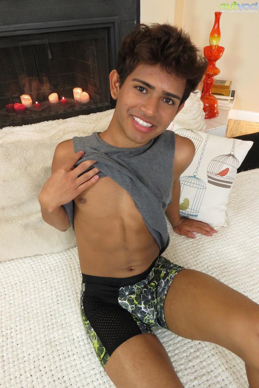 19P O jovem magro Alex Steller fica nu e sacode seu pau grande até gozar