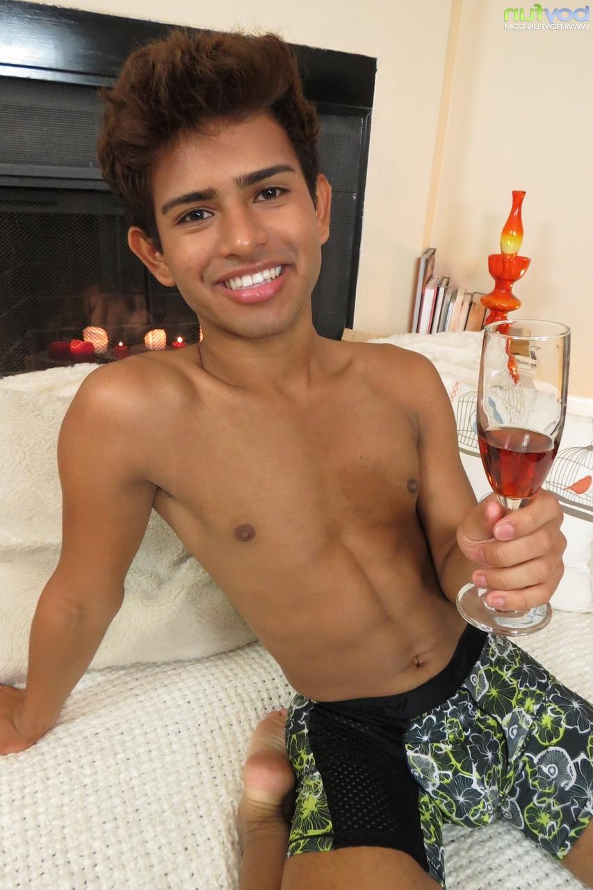 19P O jovem magro Alex Steller fica nu e sacode seu pau grande até gozar