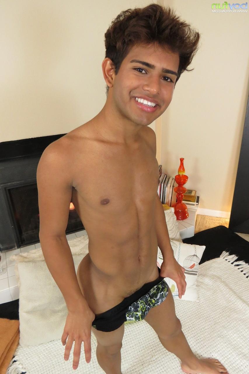19P O jovem magro Alex Steller fica nu e sacode seu pau grande até gozar