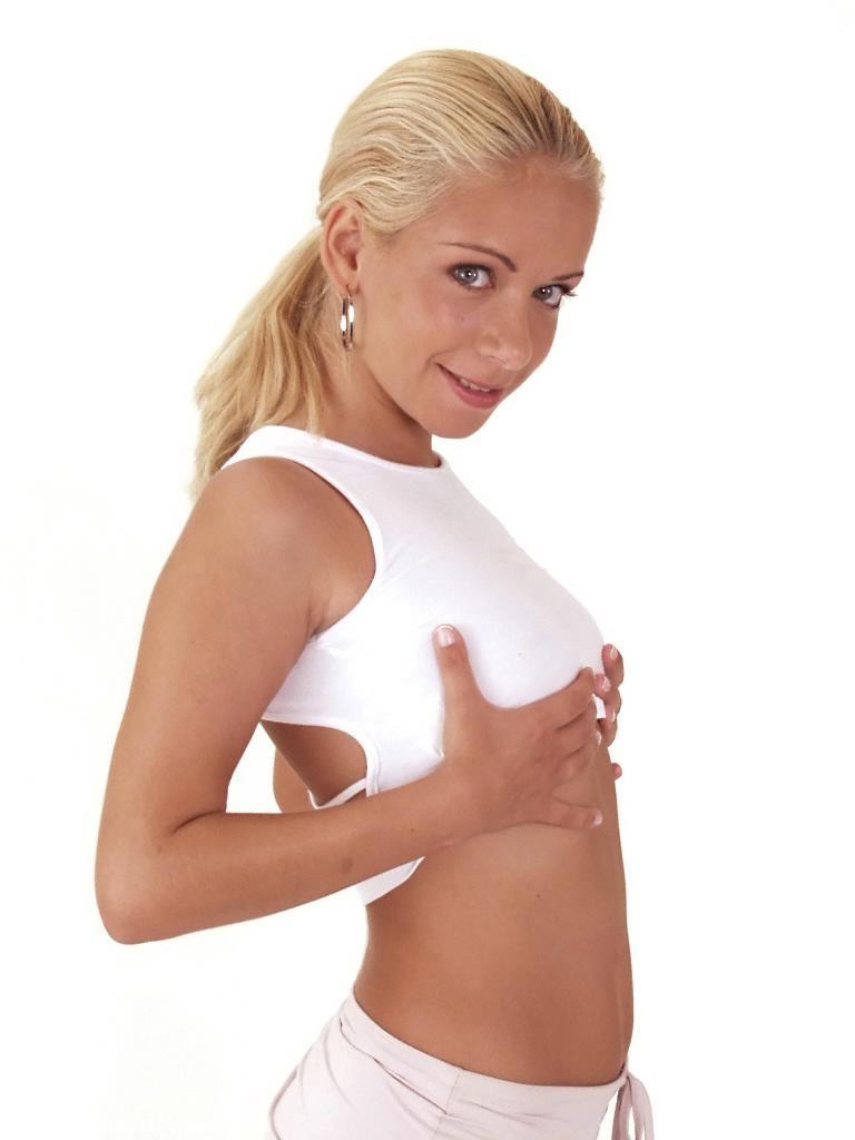 20P Der europäische Pornostar Jennifer Reed stellt ihre kleinen Brüste und ihre beschnittene Muschi zur Schau