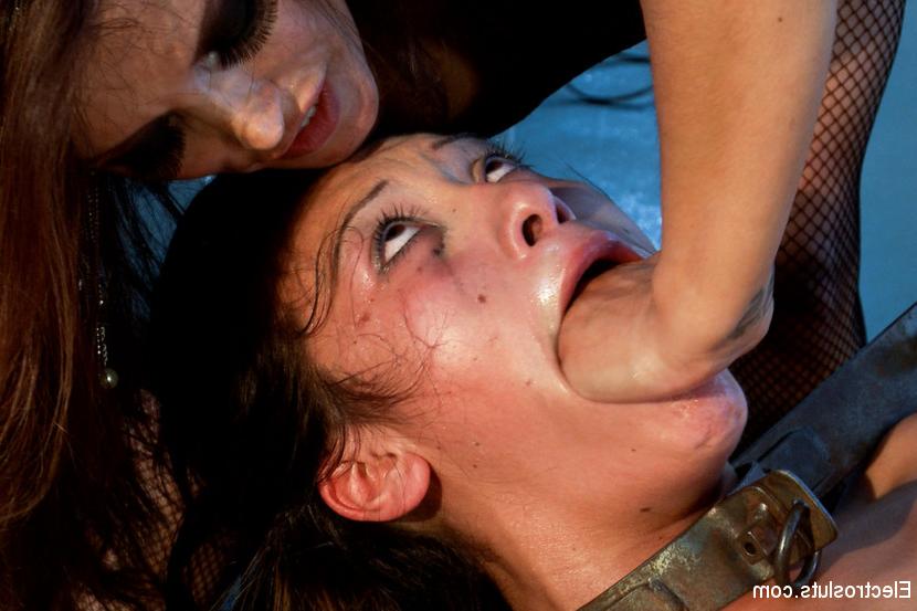 10P Francesca Le supera a asiática Jayden Lee durante sexo eletro lésbico
