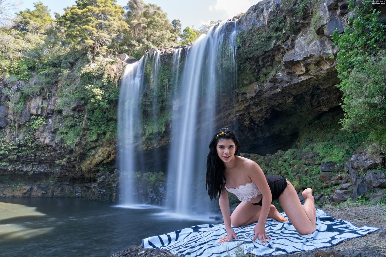 20P A adolescente brasileira gostosa Gina Valentina tira a roupa e espalha seu regalo nas cachoeiras