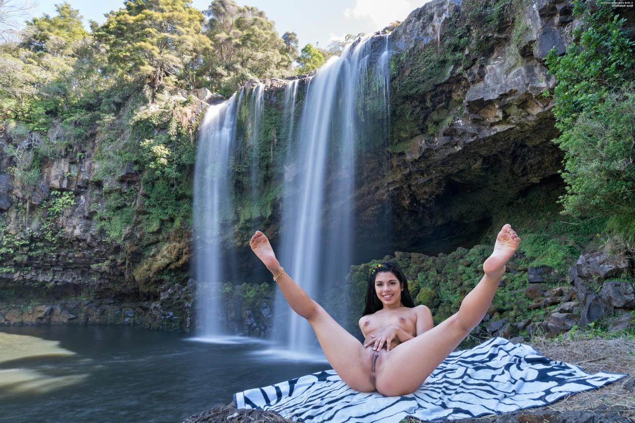 20P A adolescente brasileira gostosa Gina Valentina tira a roupa e espalha seu regalo nas cachoeiras