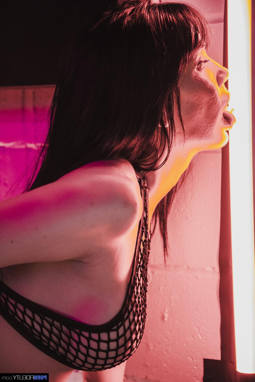 20P La sensuelle MILF Leda Bear révèle ses faux et se masturbe avec des bas chauds.